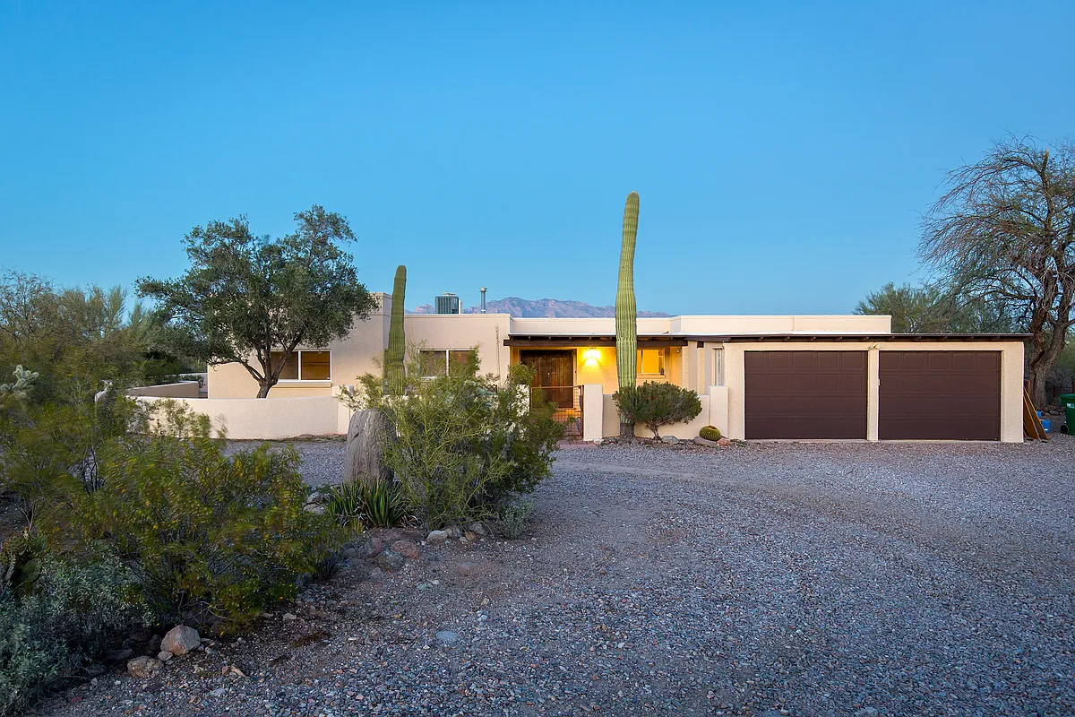 Building Photo - 2880 N Sunrock Ln