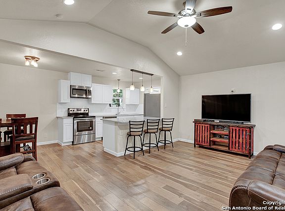5th image of 302 Diana Dr