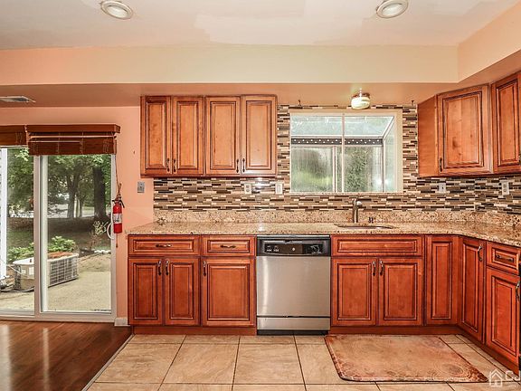 5th image of 234 Glastonbury Ln
