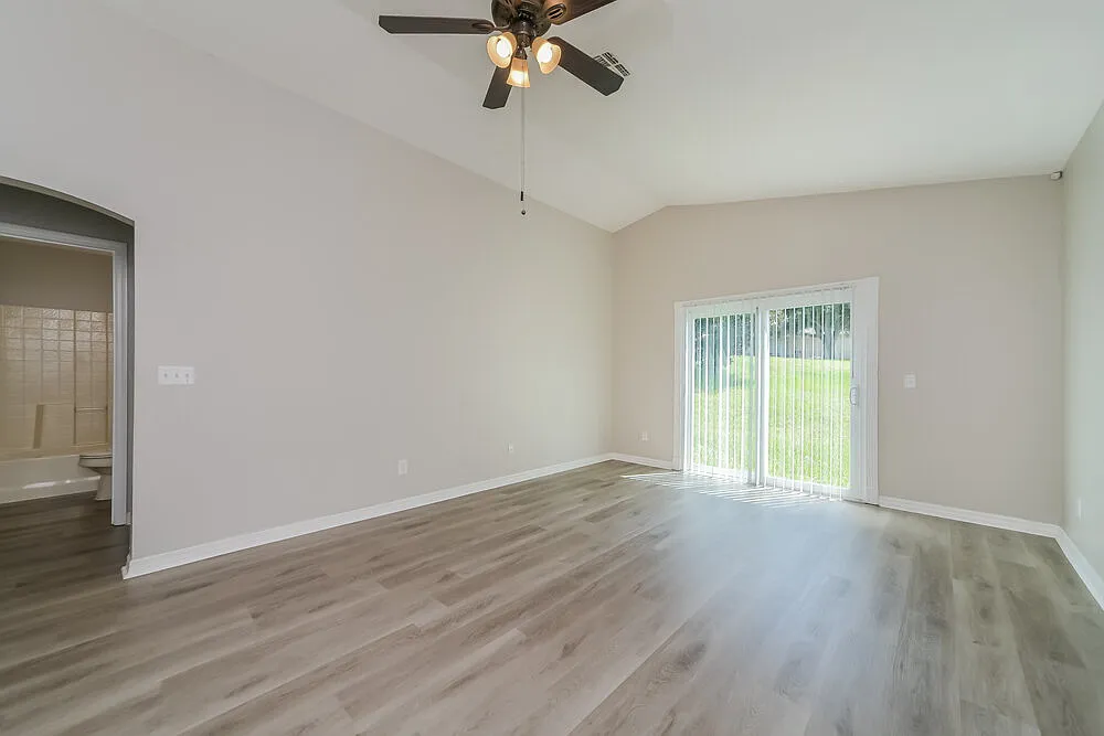 3 bed, 2.0 bath, 1204 sqft, $2,110 — Photo 4