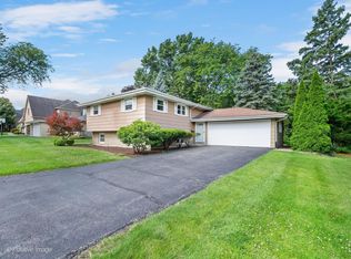 102 Hill St, Roselle, IL 60172