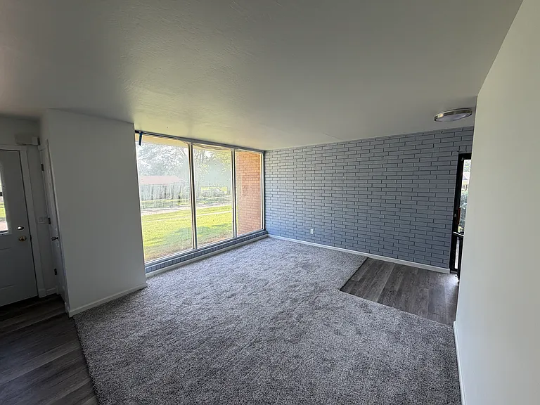 1006 Elm St — Photo 3