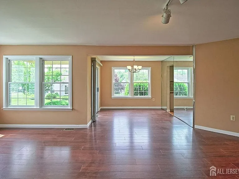 2 Bristol Ct — Photo 4