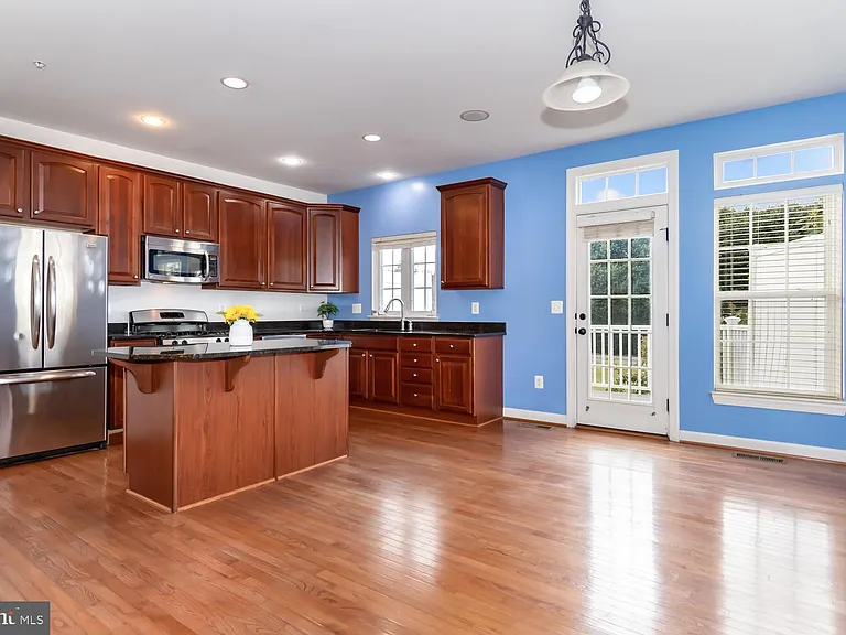 300 Dixon St #308 — Photo 8