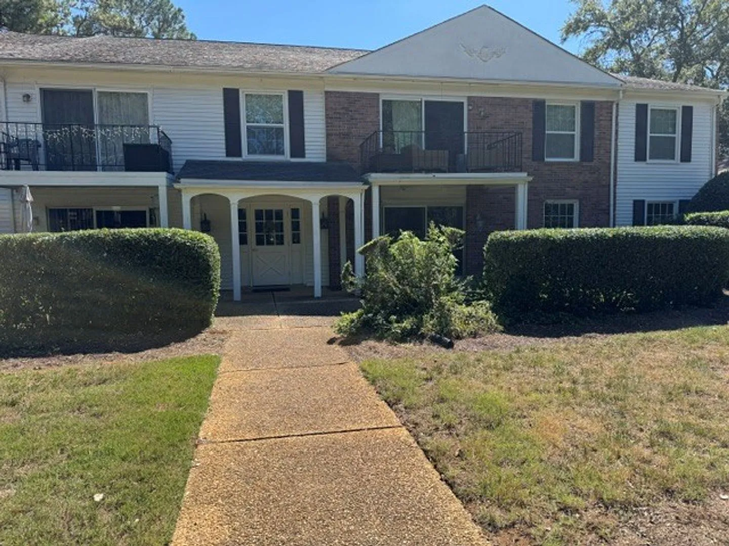 newly renovated 2 bedroom 2 bath home — Photo 1