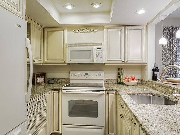 3rd image of 9506 Ravenna Ave NE APT 204