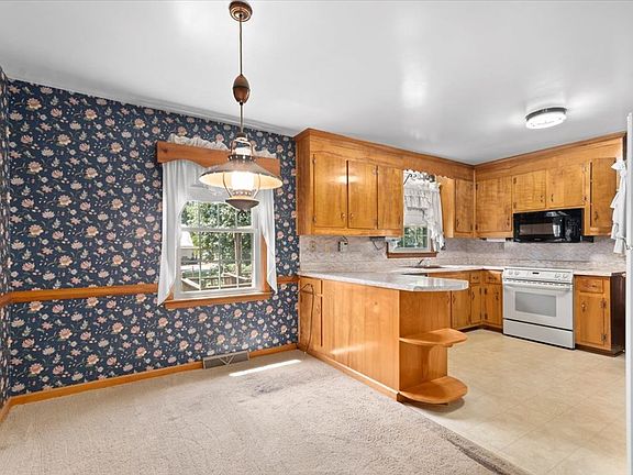 5th image of 106 Rock Castle Ave