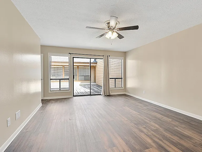 2408 Quail Hollow Dr — Photo 13
