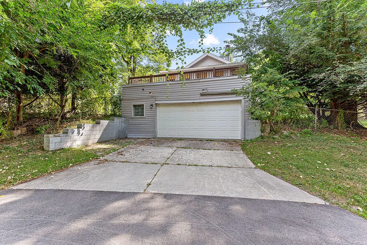 3 bed, 1.0 bath, 1350 sqft, $2,400 — Photo 1