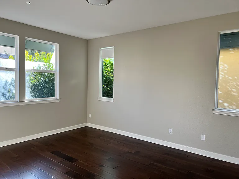 960 E Duane Ave — Photo 10