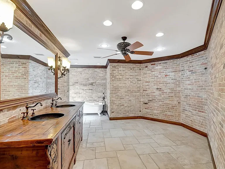 7415 Woodland Creek Ln — Photo 20