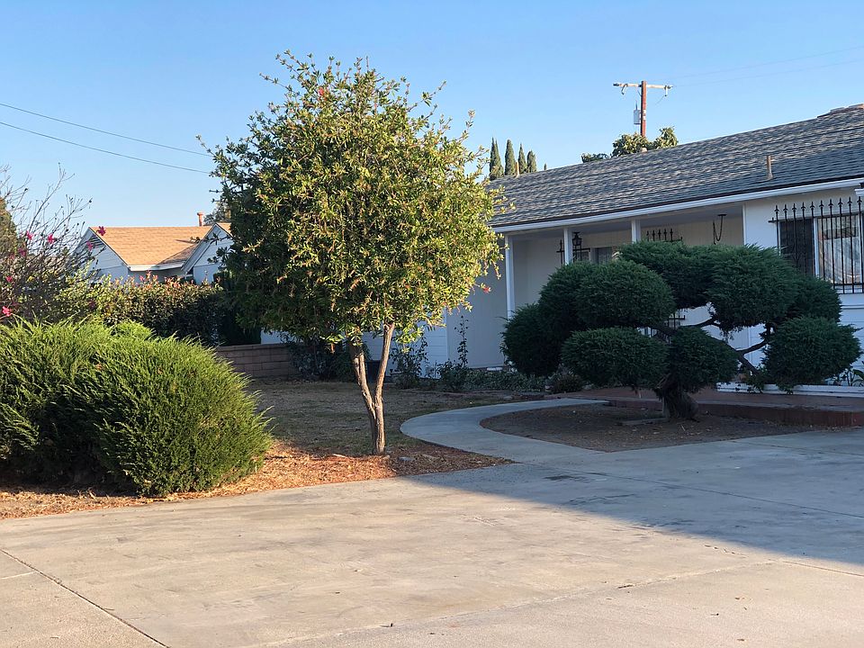 FRONT W/ 4 CARS DRIVEWAY