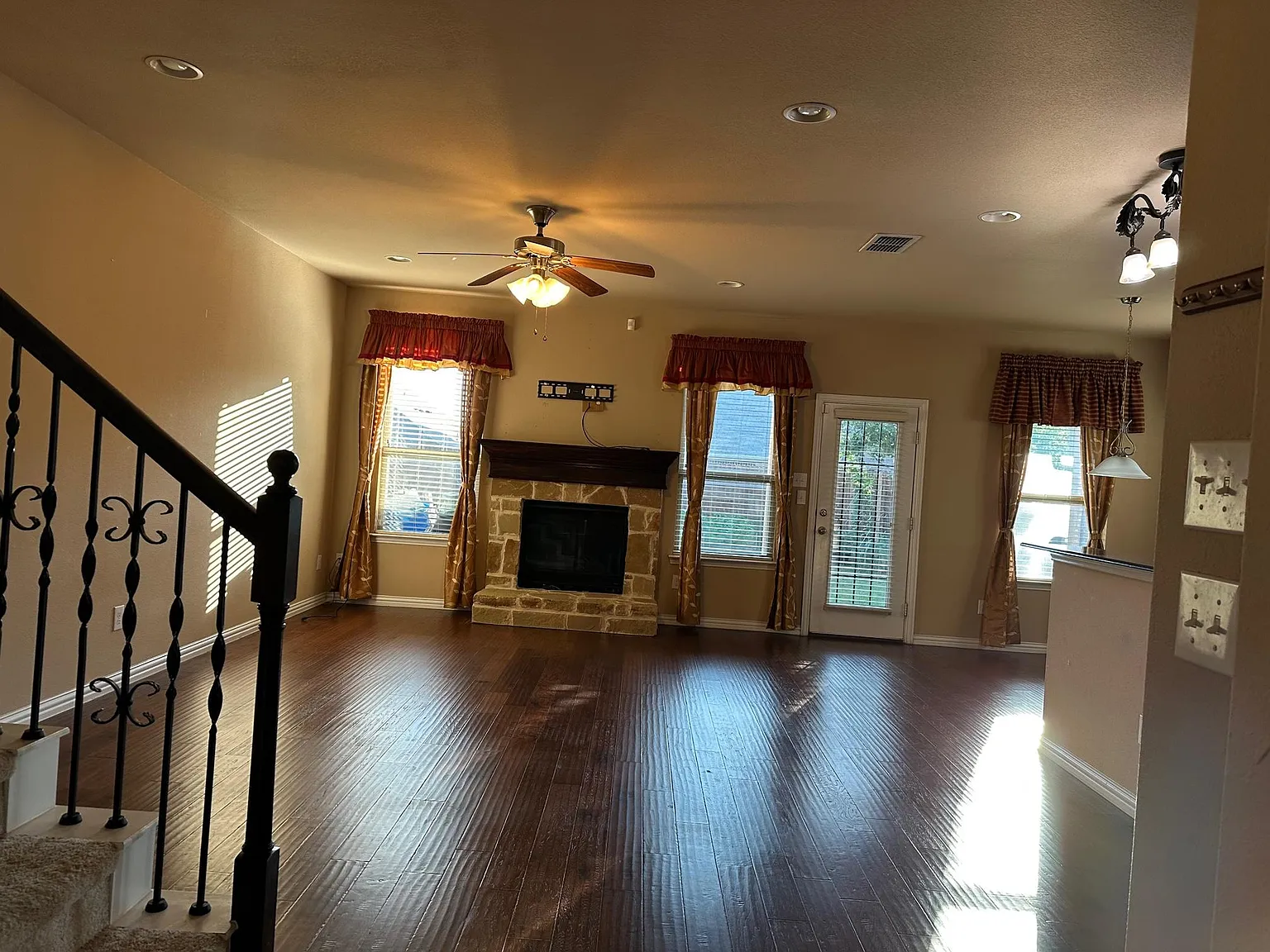 5 bed, 3100 sqft, $3,100 — Photo 2