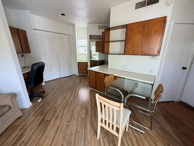 1 bed, 1.0 bath, 420 sqft, $800 — Photo 2