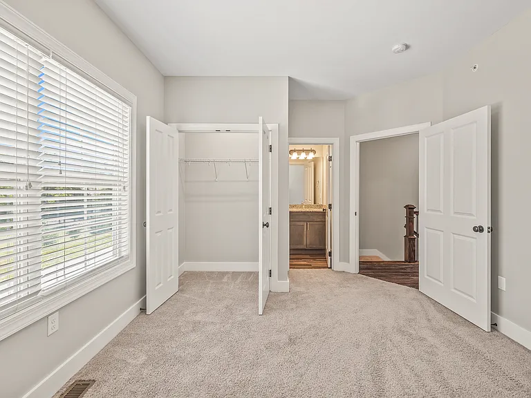 137 N Franklin Ave — Photo 17