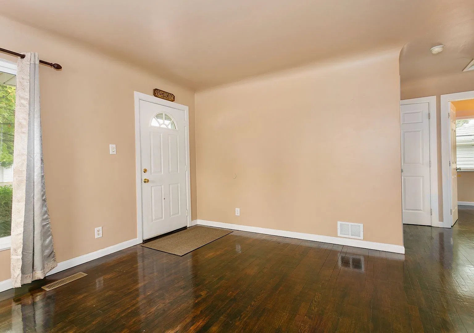 3 Bed 1 Bathroom with yard in Lakewood! — Photo 4