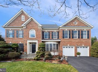 10 Maplecrest Ct, Potomac, MD 20854