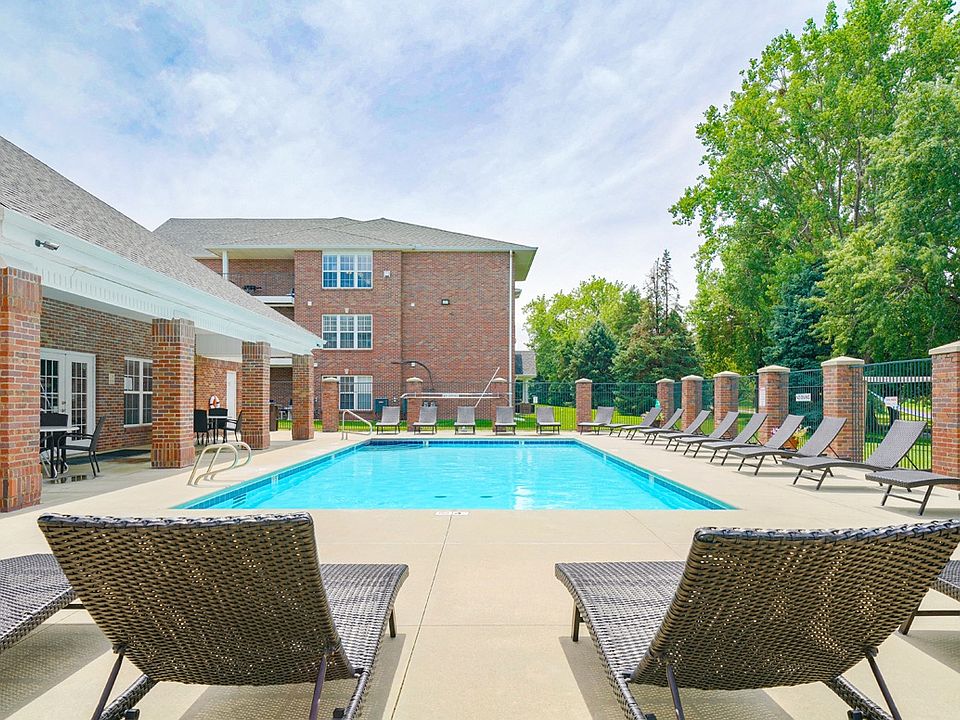 Sunbathe and enjoy the water in our seasonal swimming pool.