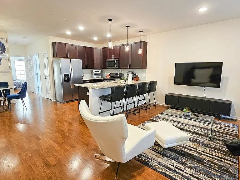 260 W Main St #16 — Photo 2