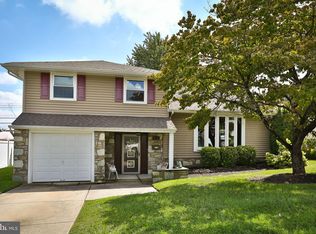 9733 Portis Rd, Philadelphia, PA 19115