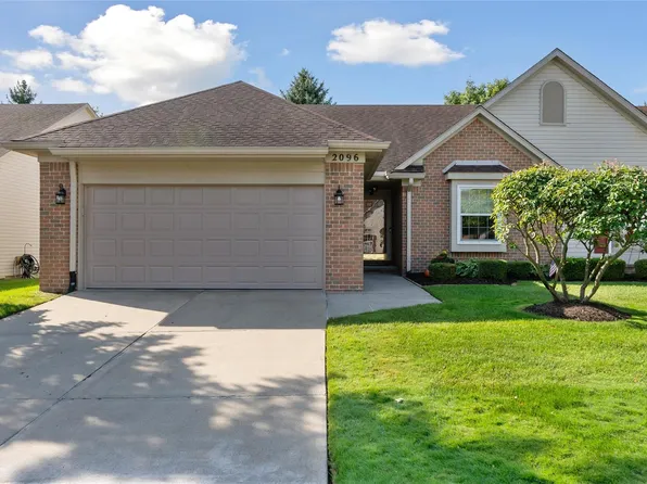 2096 Maplehurst Dr, Walled Lake, MI 48390