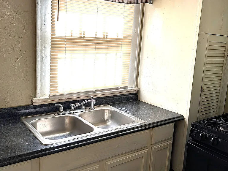 672 Bowden St — Photo 8