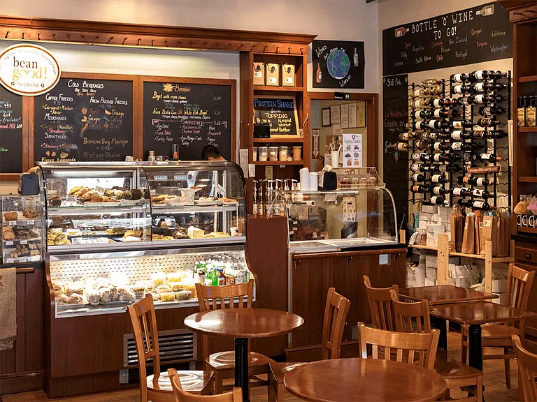 Excellent Rosslyn Location Blocks from Restaurants & Retail