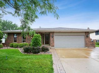 9042 Magnolia Ln, Tinley Park, IL 60487