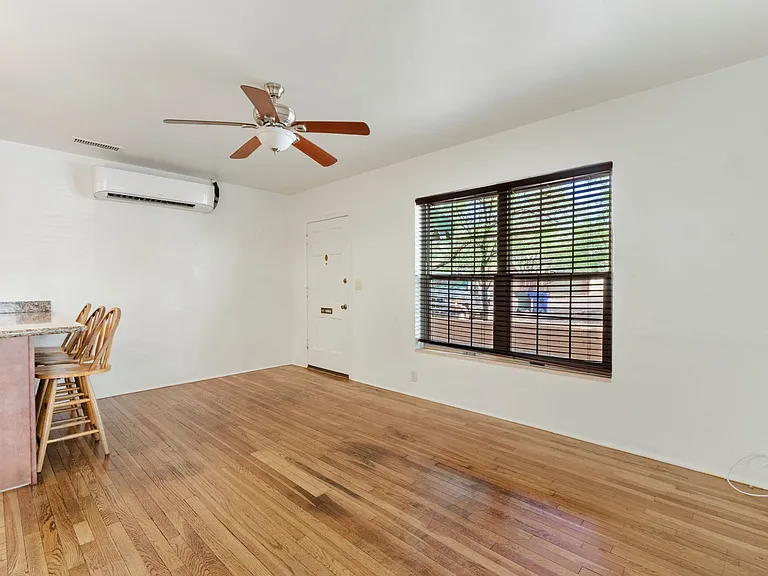 1121 E 9th St #1 — Photo 4