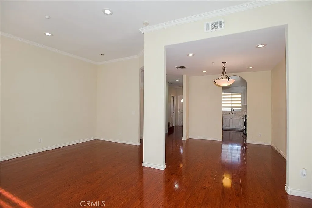 3 bed, 2.5 bath, 1507 sqft, $3,900 — Photo 3