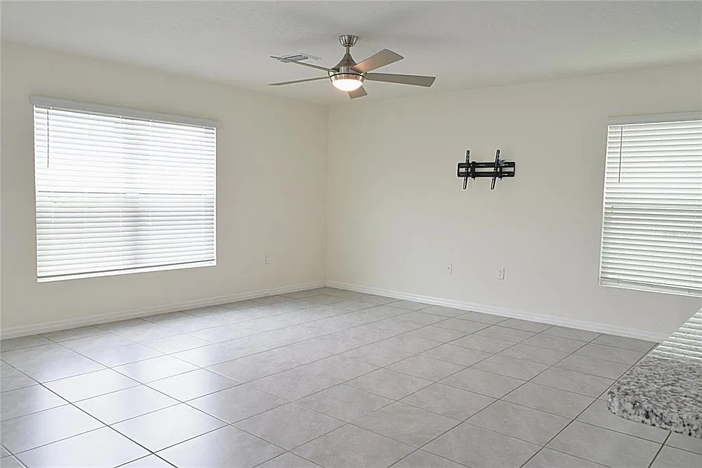 4 bed, 2.5 bath, 2328 sqft, $2,500 — Photo 3