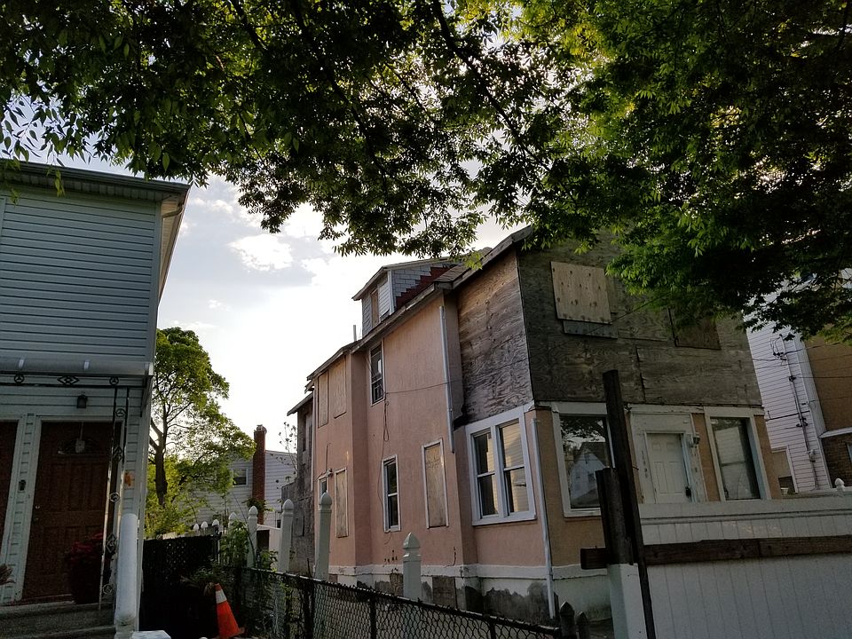 2nd image of 10990 141st St