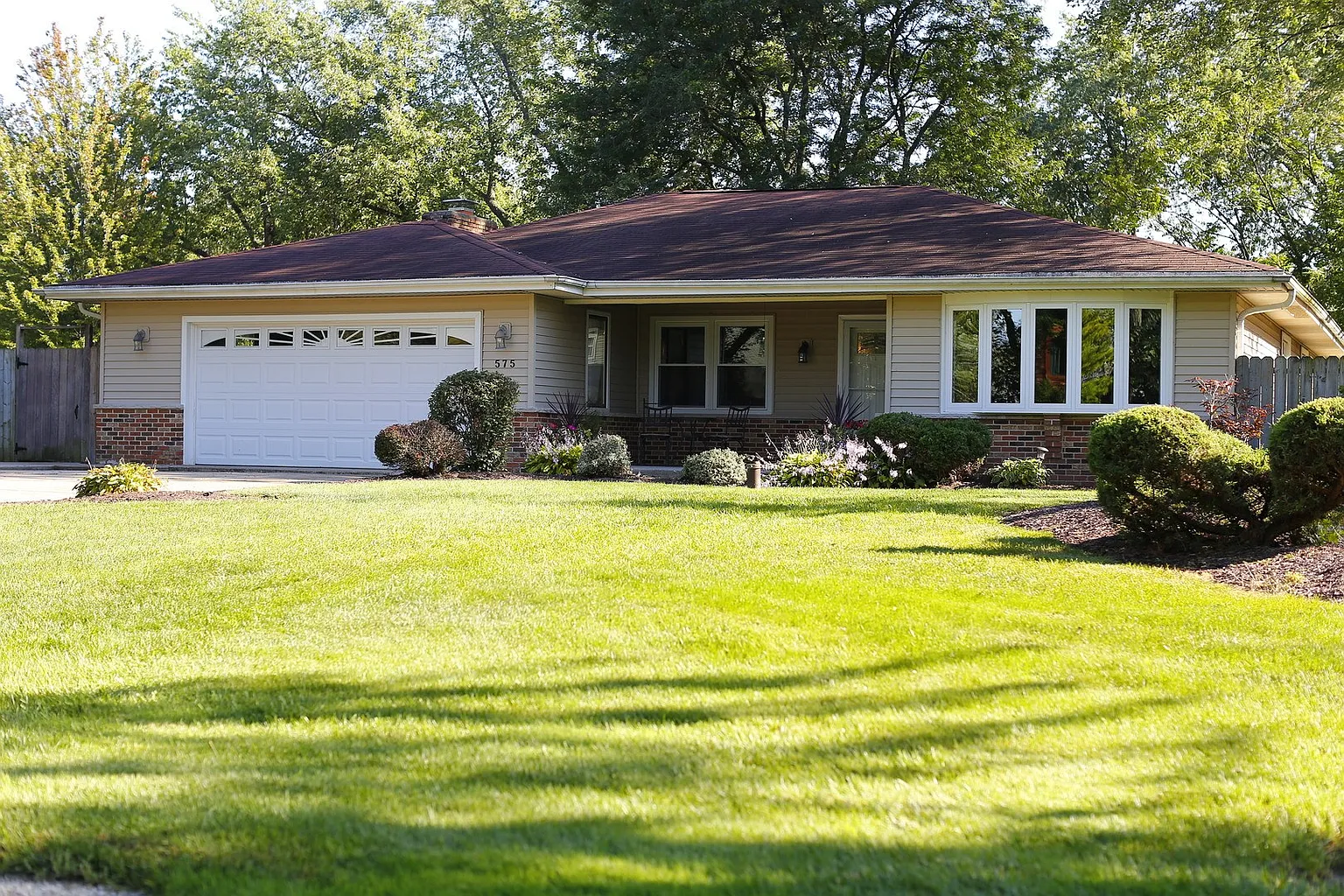 575 E Lane Dr photo 1
