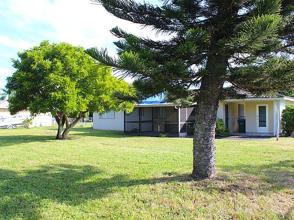 3rd image of 418 NE 13th Pl