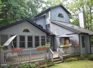 801 Robin Ct, Hawley, PA 18428