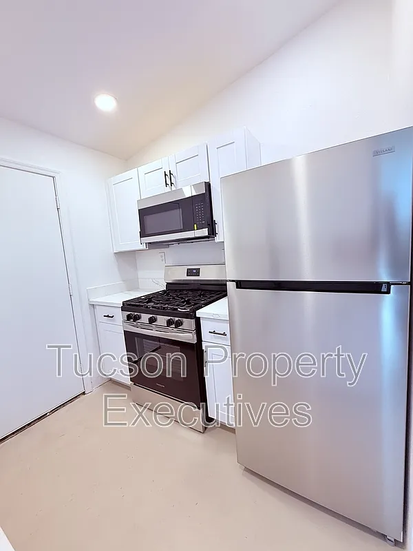 3 bed, 1.0 bath, 1200 sqft, $1,650 — Photo 3