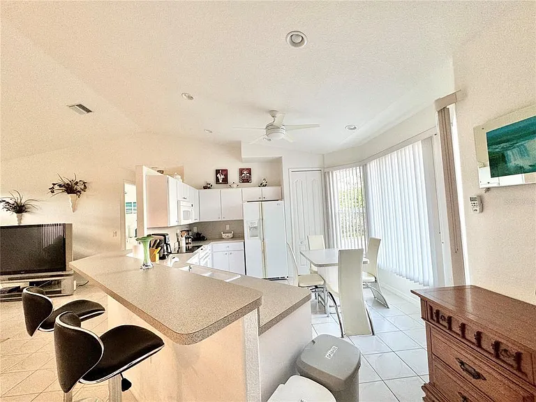 219 Venetia Ave — Photo 6