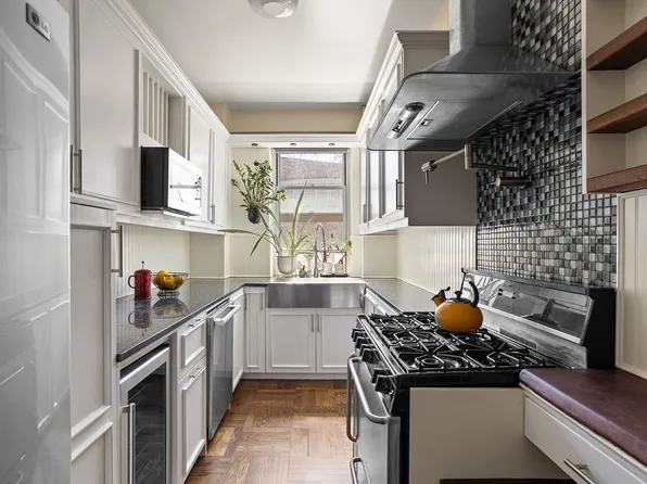550 Grand Street image 3 of 8