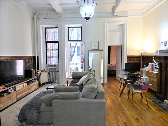 3rd image of 20 W 70th St APT 4