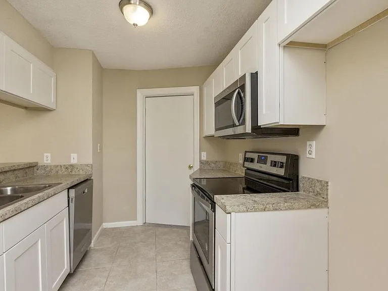 2113 Thrasher Ln — Photo 12