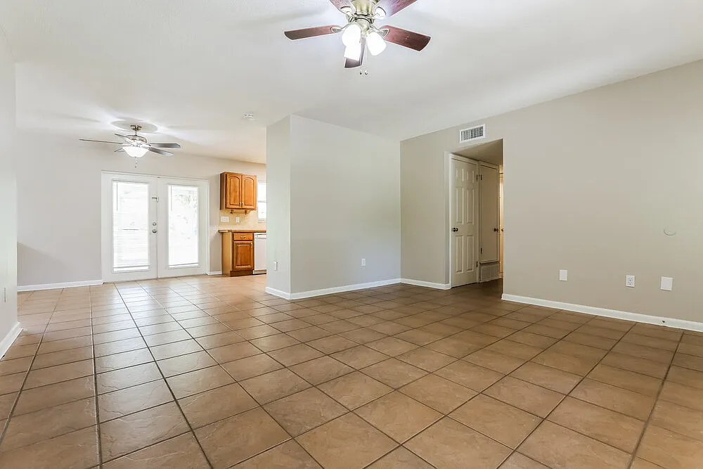 3 bed, 2.0 bath, 1279 sqft, $2,410 — Photo 4