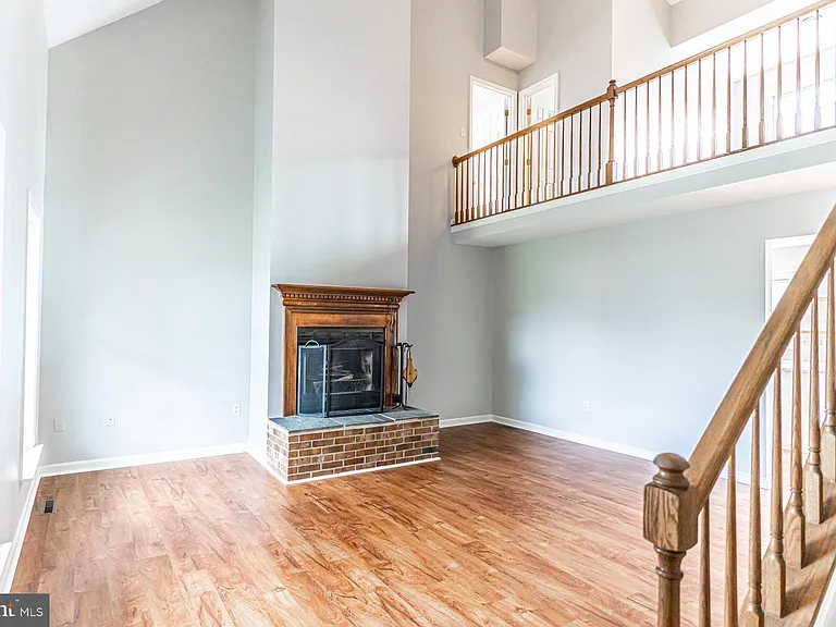 121 Nottingham Ct — Photo 5
