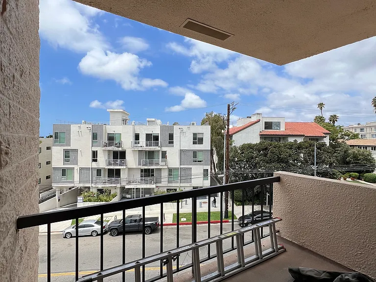 622 S Barrington Ave #301 — Photo 39