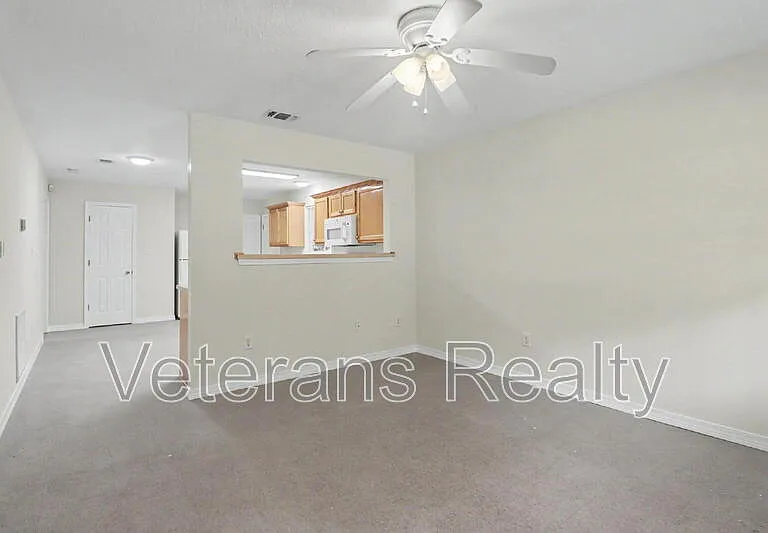 3001 Lamont Rd — Photo 4