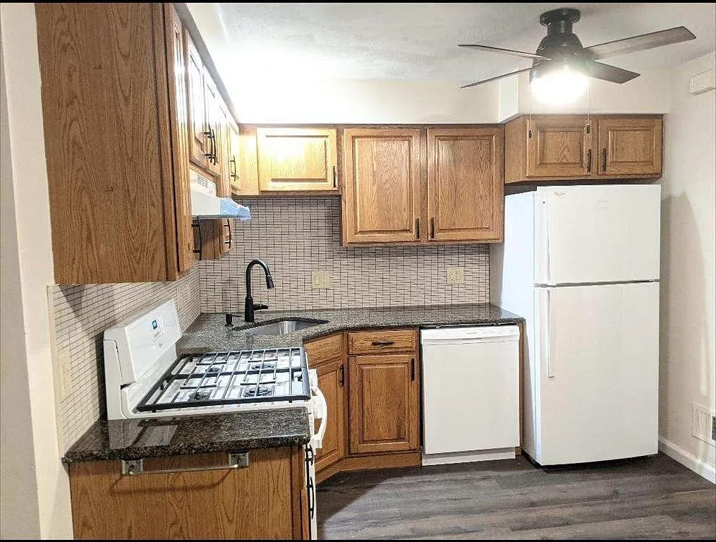 3 bed, 1.5 bath, 1277 sqft, $1,385 — Photo 2