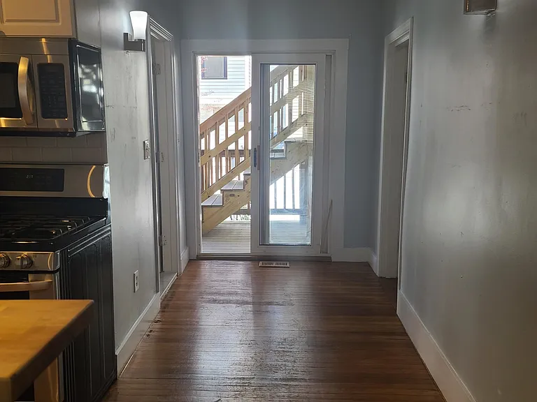 216 W 9th St #1 — Photo 17