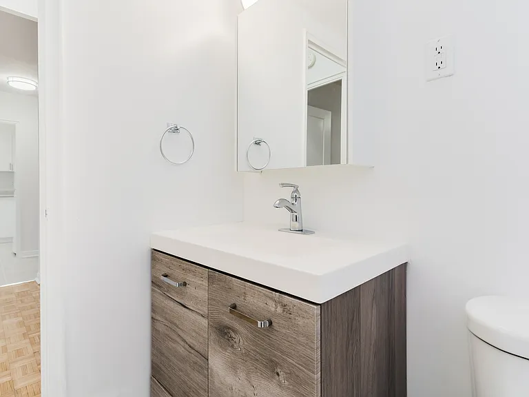 485 Eglinton Ave E — Photo 11