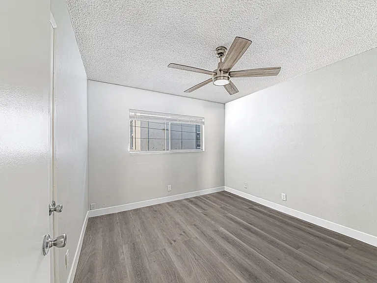 811 Gardenia Avenue — Photo 22