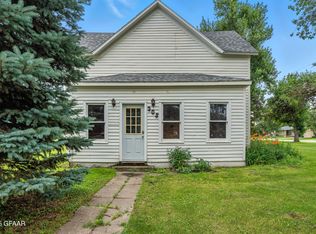305 Clark Ave, Larimore, ND 58251