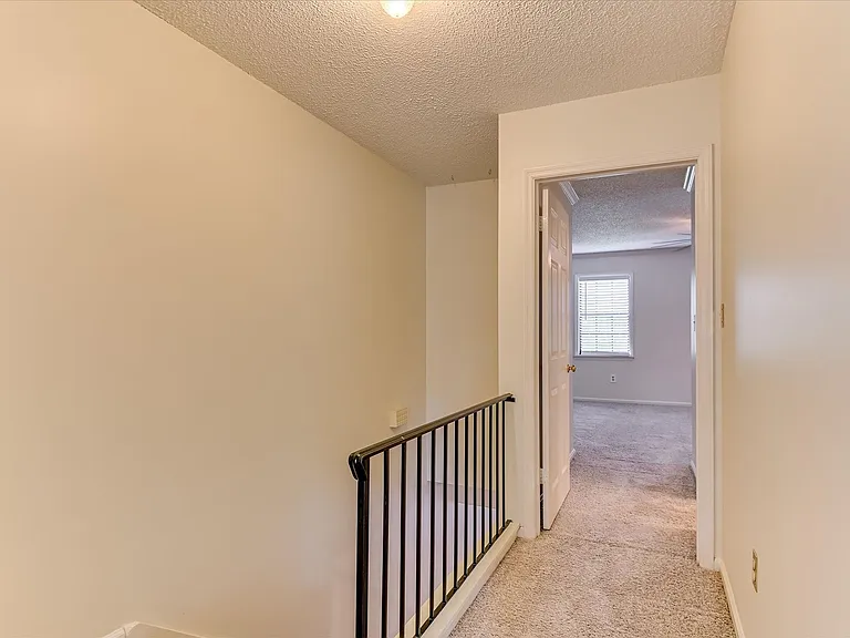 407 Folkstone Cir — Photo 25